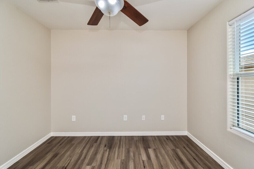 Building Photo - 1084 W Calle Del Libro Dorado