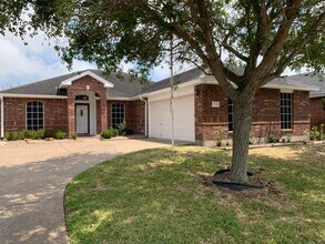 Building Photo - 3821 Brockhampton - 4/Bed 2/Bath - $2295/m...