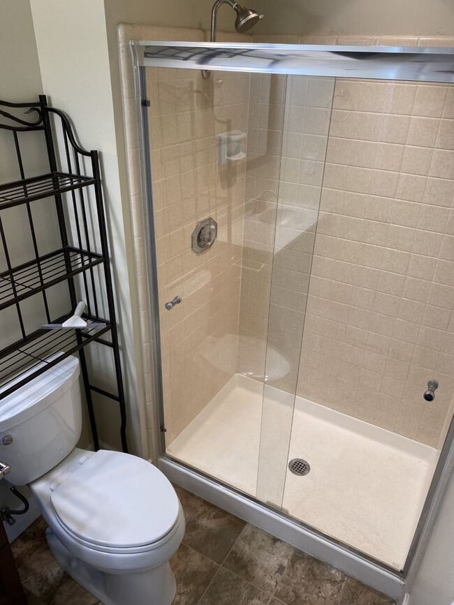 Building Photo - Beautiful 3 Bedroom 2 Bath w/ Large Fenced in Backyard