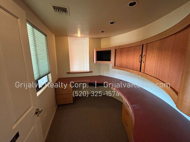 Building Photo - Huge Retreat Style Property for Rent in Central Tucson (Ft Lowell/Campbell)