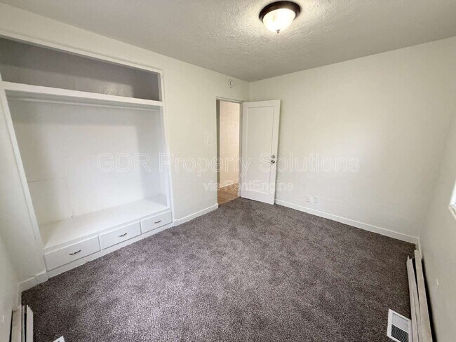 Building Photo - 301 Sierra Dr SE