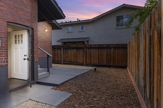 Building Photo - 3 Bed, 2 Bath, 1 Office/Guest - Fully Renovated Midtown Home