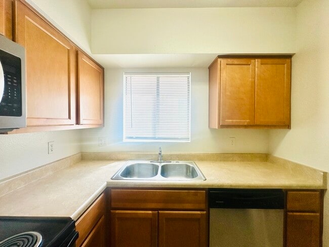 Building Photo - Spacious 2 Bedroom with Large Yard! Walkin...