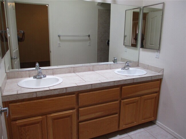 Building Photo - 5543 Clubhouse Ct