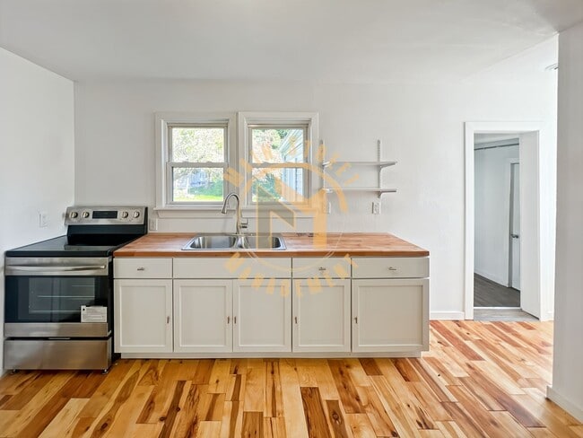 Building Photo - PRICE REDUCED! 2 Bed 1 Bath Single Family Home