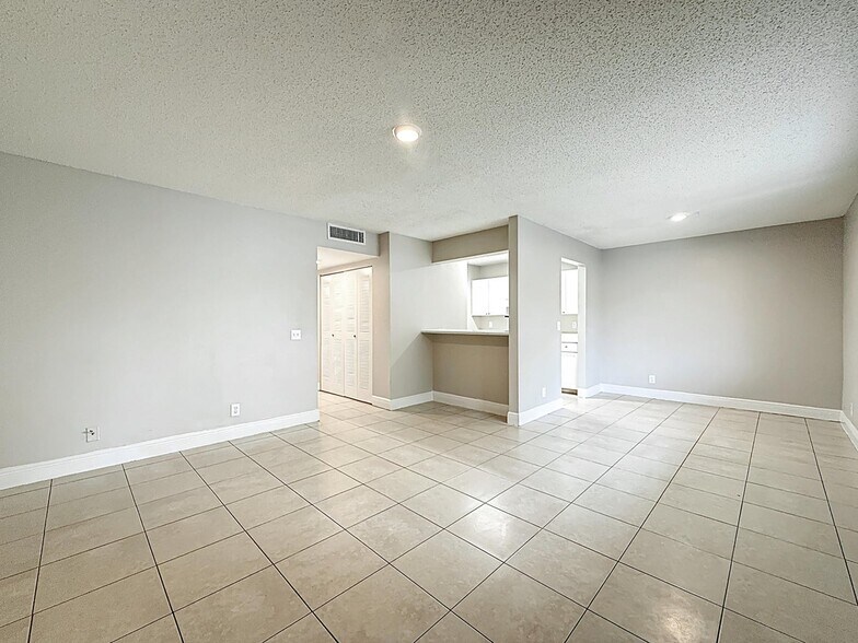 Building Photo - 719 Meadows Cir