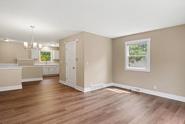 Building Photo - 132 Scotts Dr