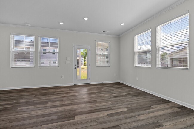 Building Photo - 5715 Woodlawn Dr