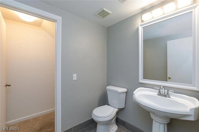 Building Photo - 9909 Calabasas Ave