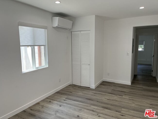 Building Photo - 5901 1/2 Encino Ave