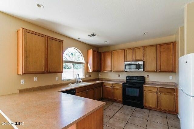 Building Photo - Gorgeous 4 Bed West Phoenix home opposite huge community park ++ New Carpet & New Paint!!