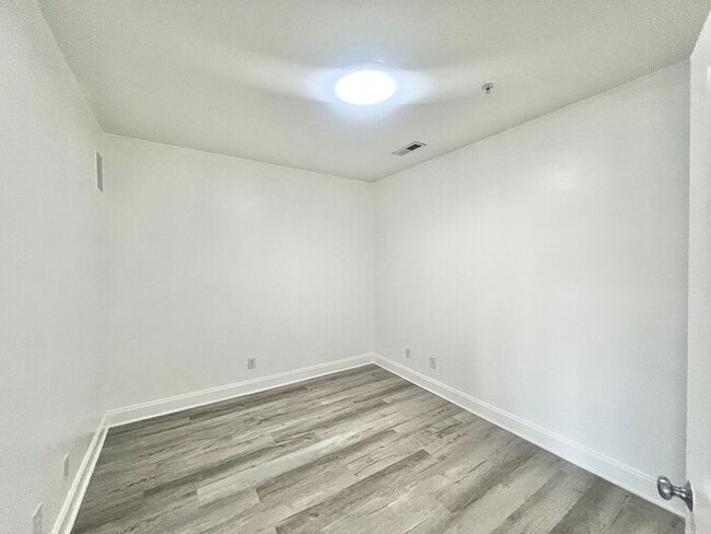 Building Photo - RENT SPECIAL! Mayfaire Townview 3rd floor ...