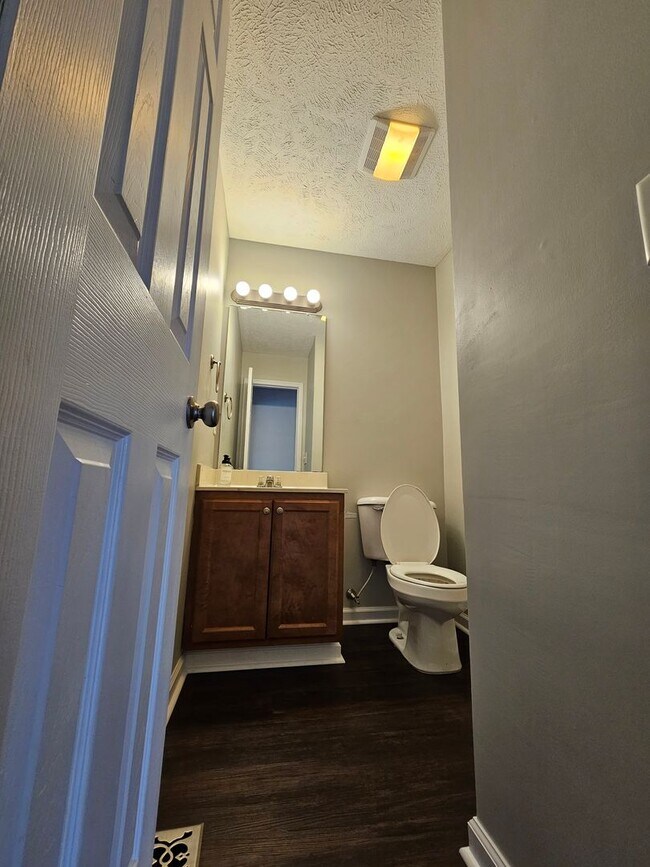 Building Photo - NEW LISTING!!!!!