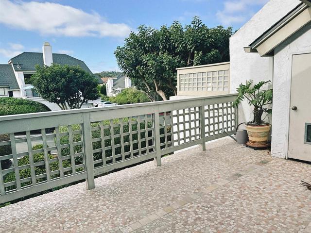 Building Photo - 542 Via De La Valle