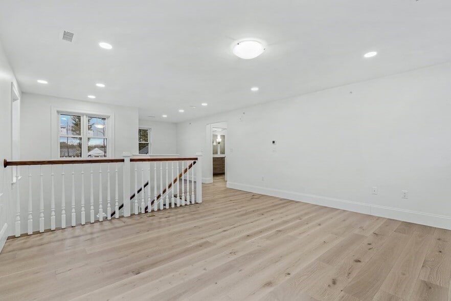 Building Photo - 19 Lily Pond Ln