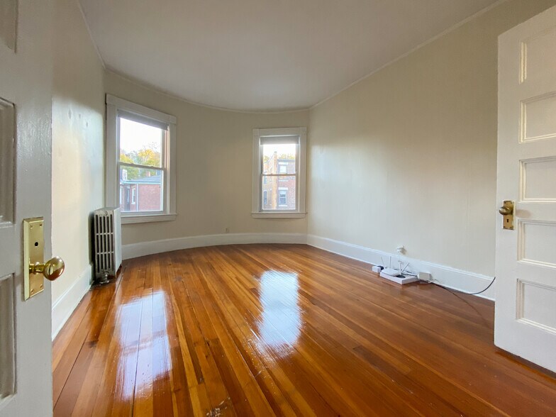 Building Photo - 1566 Beacon St