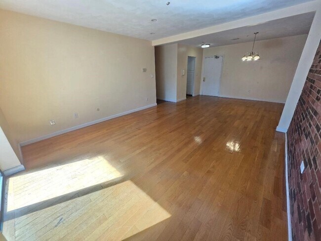 Building Photo - 123 Elm St