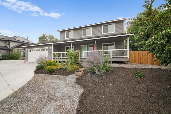 Building Photo - Charming 4Bed/3Bath Home in NE Bend with S...