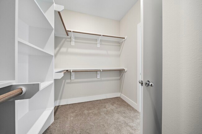 Building Photo - 8672 Easthaven Blvd
