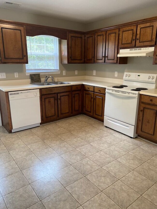 Building Photo - 2 Bedroom 1.5 Bath townhouse