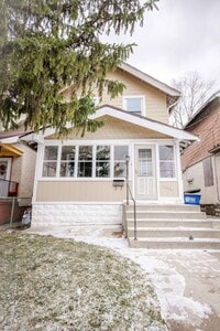 Building Photo - Cute three bedroom home in East Toledo!