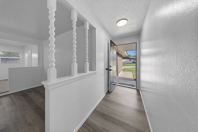 Building Photo - 3232 Parker Dr