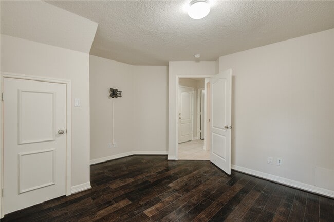 Building Photo - 5417 Lillian St