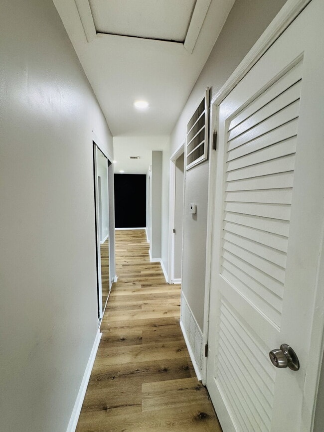 Building Photo - Your ideal home in Gary!