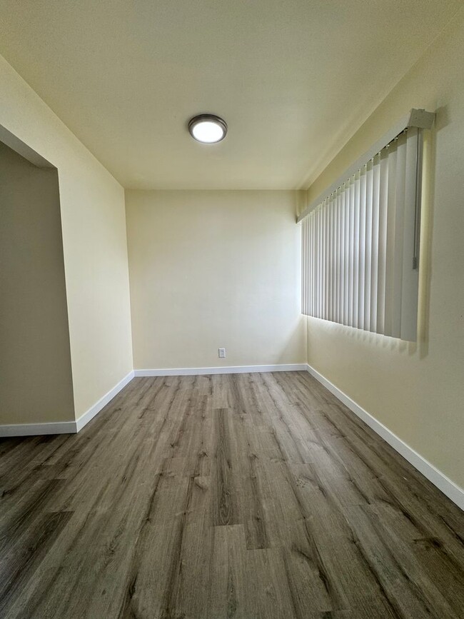 Interior Photo - 917 Centinela Ave