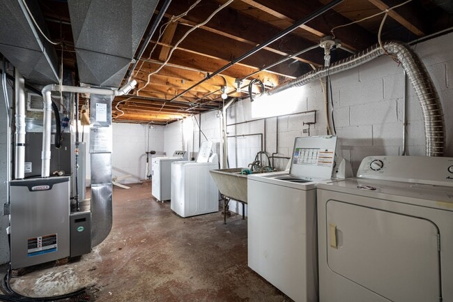 Building Photo - Spacious 3 Bedroom 1Bath Lower Duplex in P...