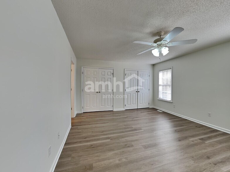 Building Photo - 135 Kentucky Derby Dr