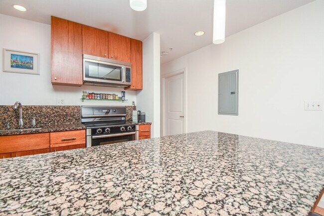 Building Photo - 16 Miner St