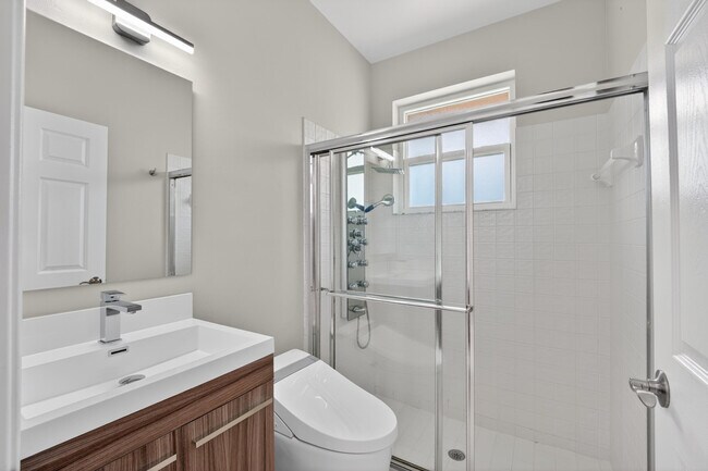 Building Photo - 3043 Lakewood Dr