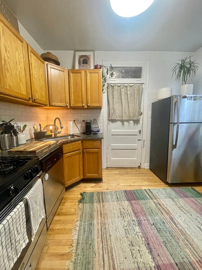 Building Photo - 3915 N Southport Ave