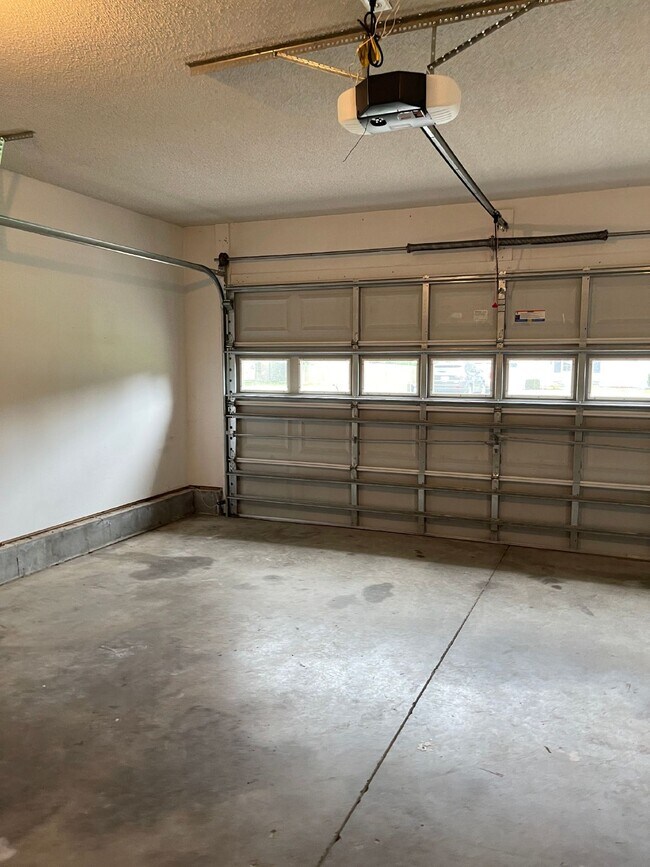 Building Photo - 101 May Ct