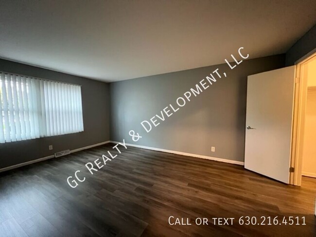 Building Photo - *** UPDATED FIRST FLOOR UNIT / 2 BDRM / W&...