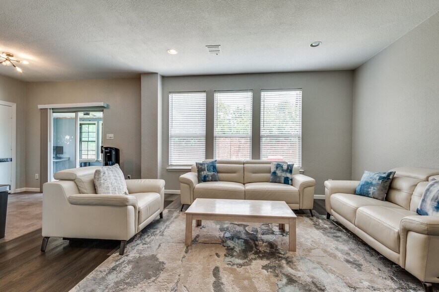 Building Photo - 817 Pryor Dr