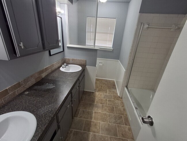 Building Photo - 111 SE Coachman Dr