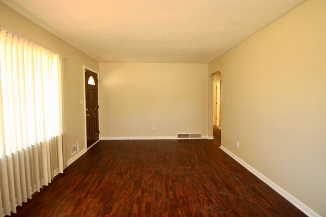 Building Photo - Super 3-brm stone ranch with basement in e...