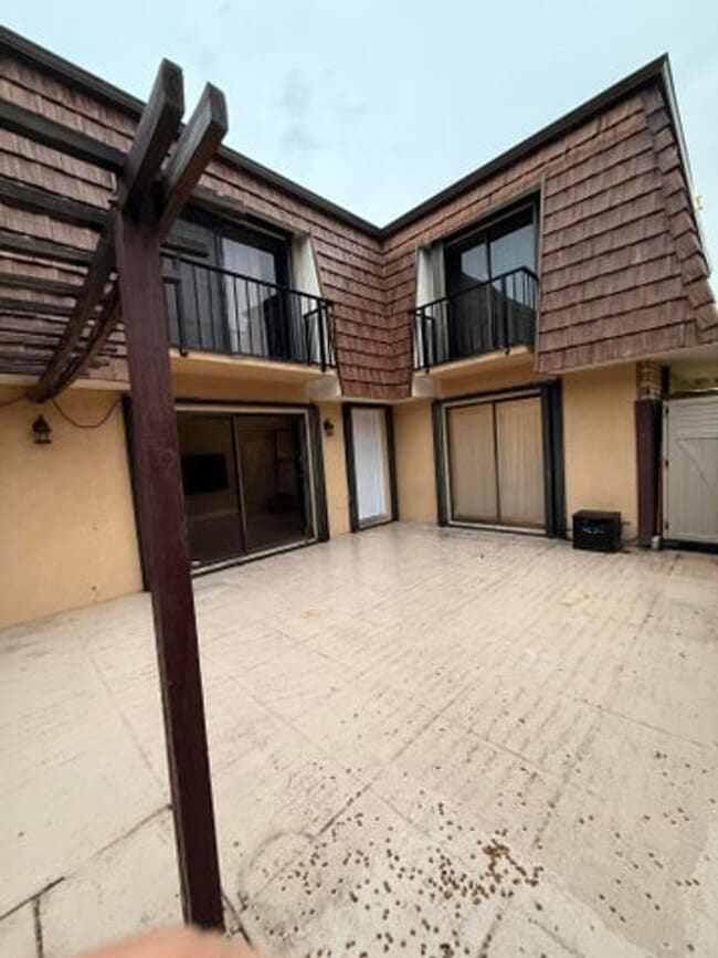 Building Photo - 1405 14th Ln