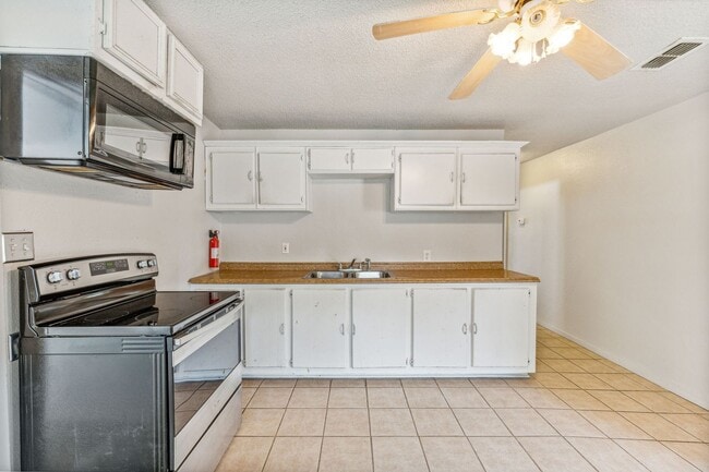 Building Photo - 1391 N Paddock Ave