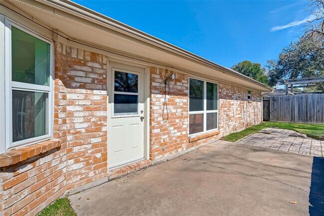 Building Photo - 13623 Fernhill Dr
