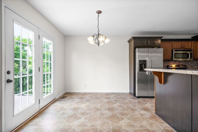 Building Photo - 3 Bedroom 2 Bath Pet Friendly Home For Rent Near Post!