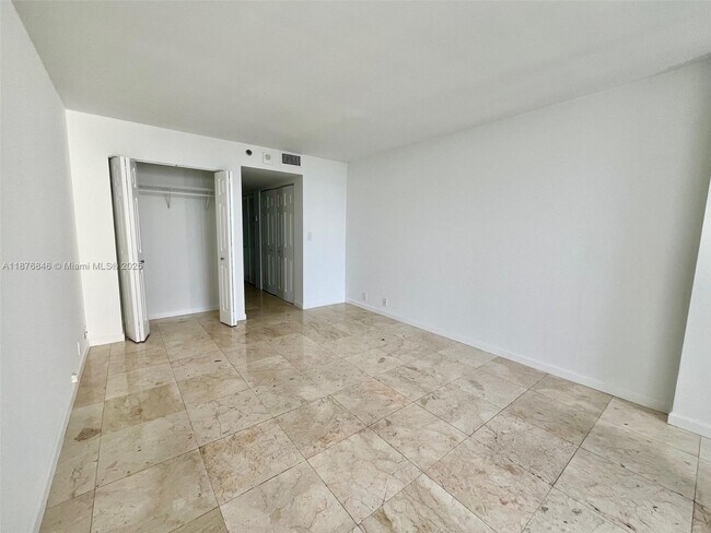 Building Photo - 7601 E Treasure Dr