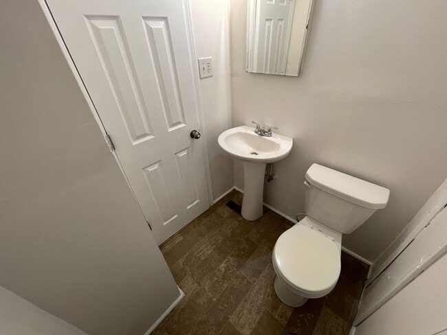 Building Photo - Freshly painted 3 bedroom 1.5 bath house with very large yard!  Pet Friendly!
