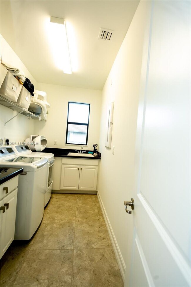 Building Photo - 11826 SW 13th Ct