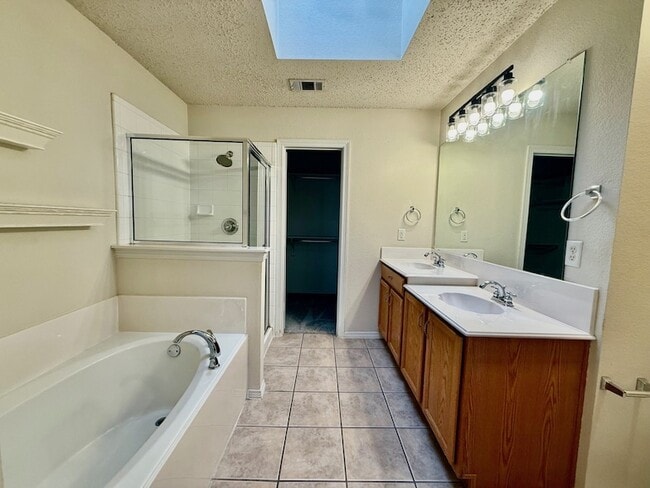 Building Photo - 3900 Braxton Ln