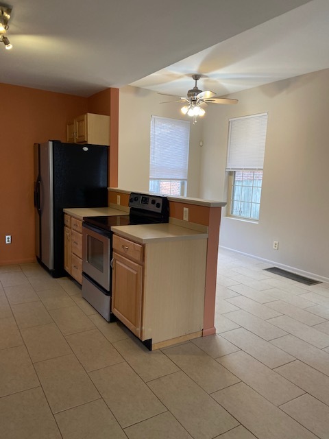 kitchen area - 136 E Mithoff St