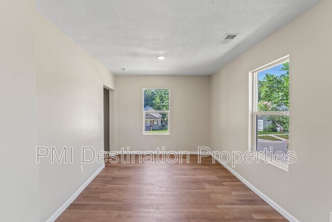 Building Photo - 719 5th St