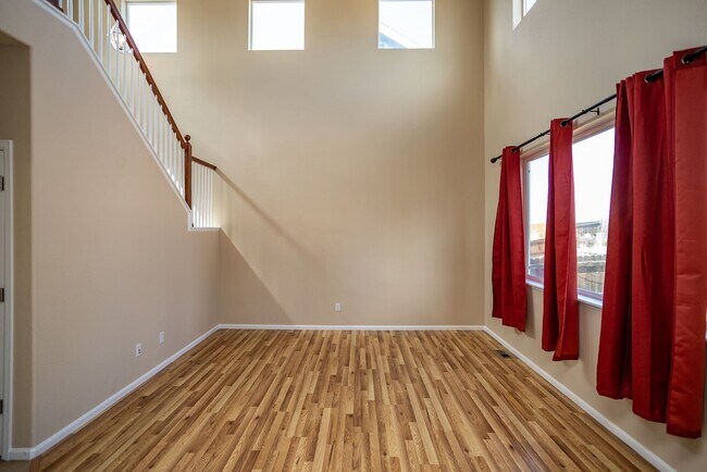 Building Photo - Well Maintained Home in Eastview Estates!